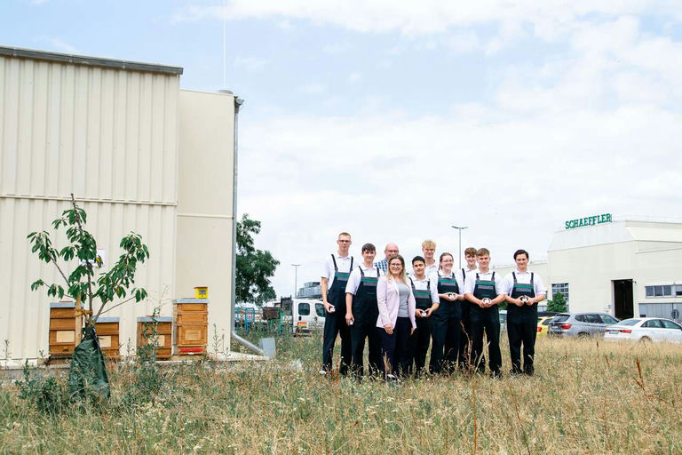 Azubiprojekt und Honigübergabe