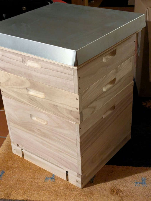 Danke Hellma für das zur Verfügung gestellte Budget! Die neue Dadant US Beute ist angekommen. Bild 1