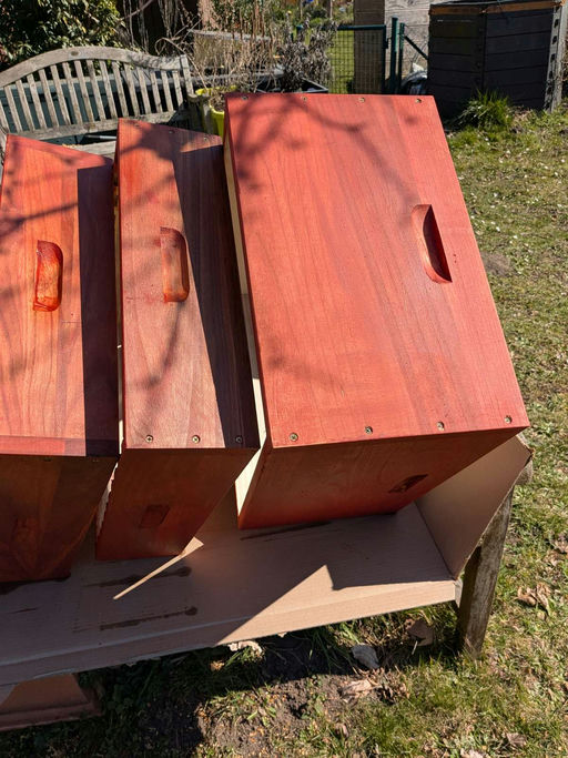 Danke Hellma für das zur Verfügung gestellte Budget! Die neue Dadant US Beute ist angekommen. Bild 3