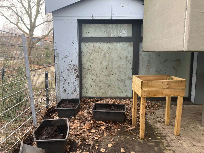 Schulgarten wird ebenfalls zerstört