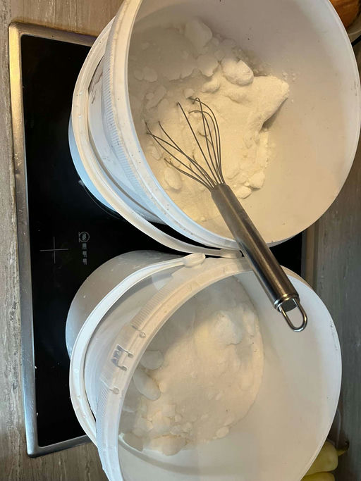 Im August werden bei mir die Bienen gefüttert.