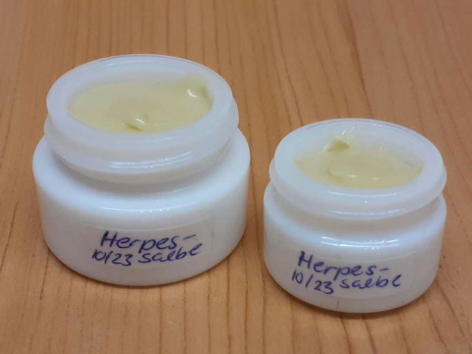 Zutaten aus dem Bienenvolk zur Salbenherstellung