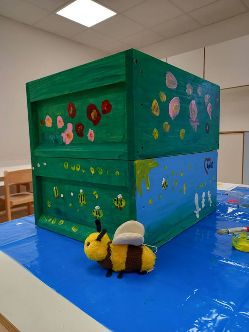 Unsere Bienenbeute bekommt Farbe Bild 1