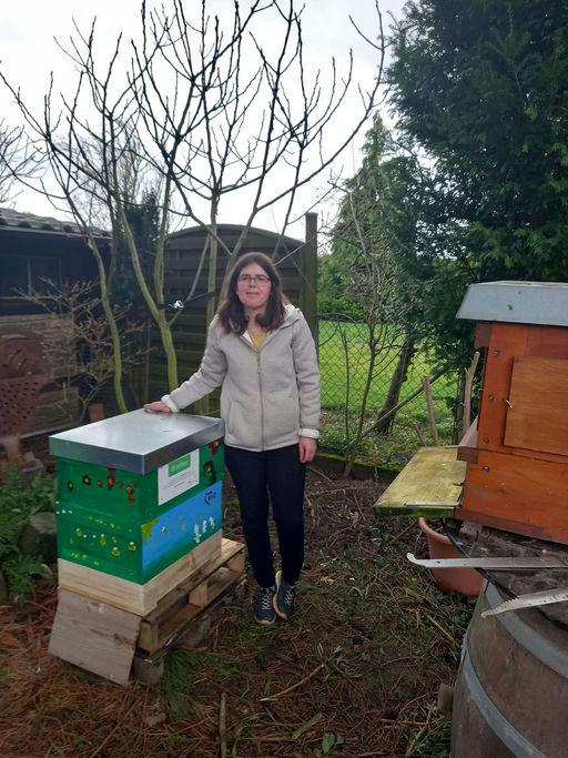 Unsere Bienenbeute bekommt Farbe