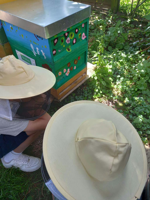 Mit Kindern im Bienengarten Bild 2