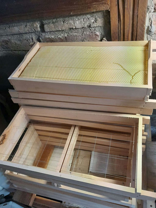 Der Standort wird im Bienengarten vorbereitet