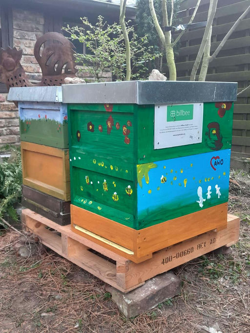 Der Standort wird im Bienengarten vorbereitet