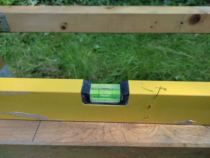 Die neue Beute wird aufgestellt Bild 1